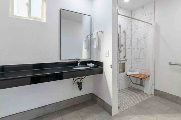 Foto van 1 kingsize bed | Rookvrij - Vakantiehuis in Willows - BathRoom