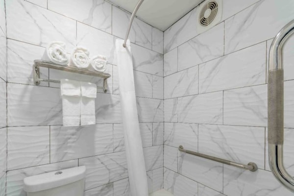 Foto van 2 tweepersoonsbedden (queensize) | Roken toegestaan - BathRoom