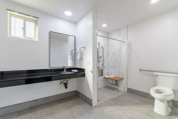 Foto van 2 tweepersoonsbedden (queensize) | Roken toegestaan - BathRoom