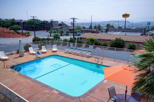Foto van 2 tweepersoonsbedden | Roken toegestaan - Vakantiehuis in St George UT - Pool