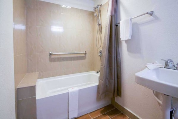 Foto van 2 tweepersoonsbedden | Roken toegestaan | Bremerton - BathRoom
