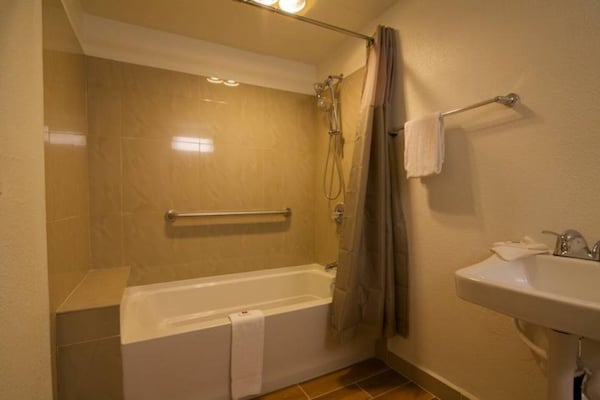 Foto van 2 tweepersoonsbedden | Rolstoeltoegankelijk/bad - Vakantiehuis in Bremerton - Facilities
