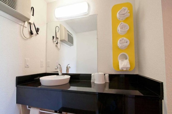 Foto van 2 tweepersoonsbedden | Rolstoeltoegankelijk/bad - Vakantiehuis in Bremerton - BathRoom