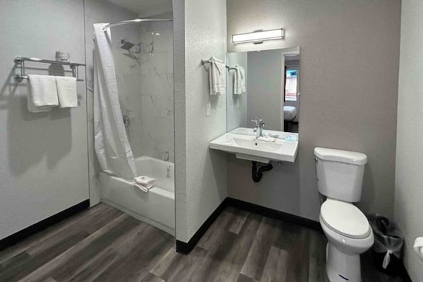 Foto van 1 Queensize Bed | Mobil Access Tub | Ns Keuken - Vakantiehuis in Tacoma - BathRoom