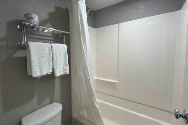 Foto van 1 Queensize Bed | Mobil Access Tub | Ns Keuken - Vakantiehuis in Tacoma - BathRoom
