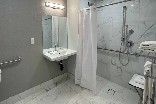 Foto van 1 Queensize Bed | Mobil Access Tub | Ns Keuken - Vakantiehuis in Tacoma - BathRoom