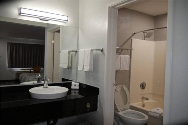 Foto van 1 Queensize Bed | Mobil Access Tub | Ns Keuken - Vakantiehuis in Tacoma - Facilities