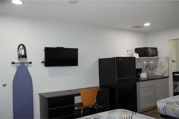 Foto van 1 Queensize Bed | Mobil Access Tub | Ns Keuken - Vakantiehuis in Tacoma - Facilities