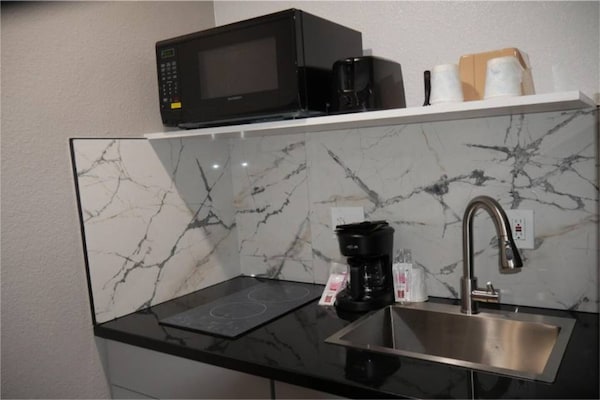 Foto van 1 Queensize Bed | Mobil Access Tub | Ns Keuken - Vakantiehuis in Tacoma - Facilities