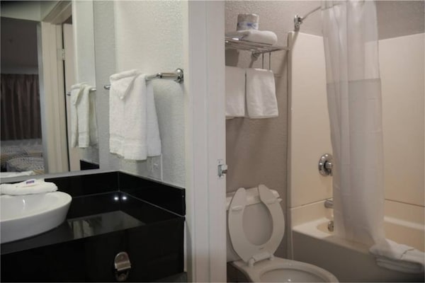 Foto van 1 Queensize Bed | Mobil Access Tub | Ns Keuken - Vakantiehuis in Tacoma - Facilities