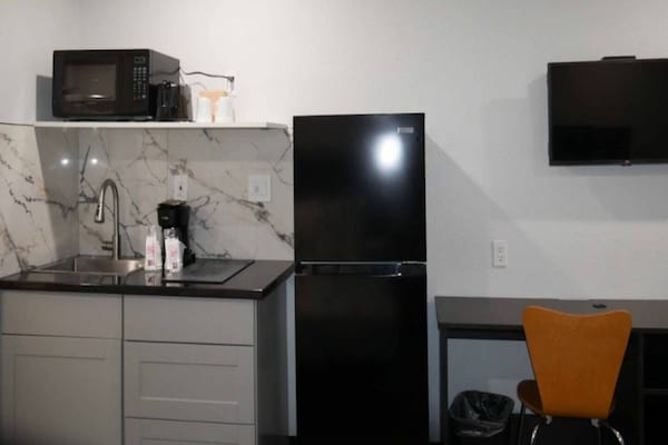 Foto van 1 Queensize Bed | Mobil Access Tub | Ns Keuken - Vakantiehuis in Tacoma - Kitchen
