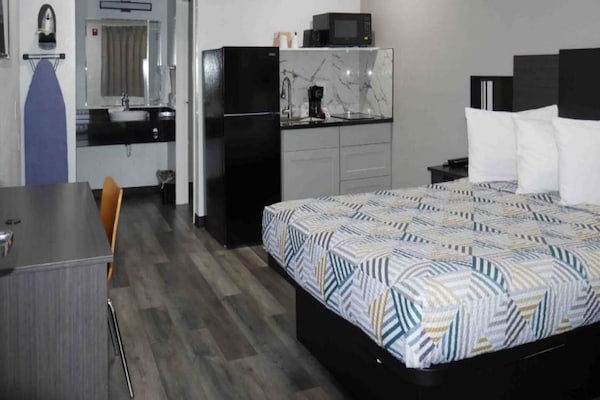 Foto van 1 Queensize Bed | Mobil Access Tub | Ns Keuken - Vakantiehuis in Tacoma - BedRoom