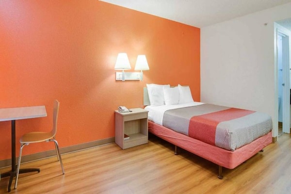 Foto van 1 tweepersoonsbed (Queensize) | Koelkast - Vakantiehuis in Tacoma - BedRoom