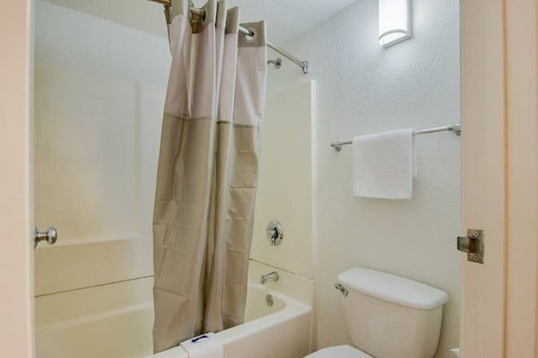 Foto van 1 tweepersoonsbed (Queensize) | Koelkast - Vakantiehuis in Tacoma - BedRoom