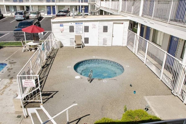 Foto van 1 tweepersoonsbed (Queensize) | Koelkast - Vakantiehuis in Tacoma - BathRoom