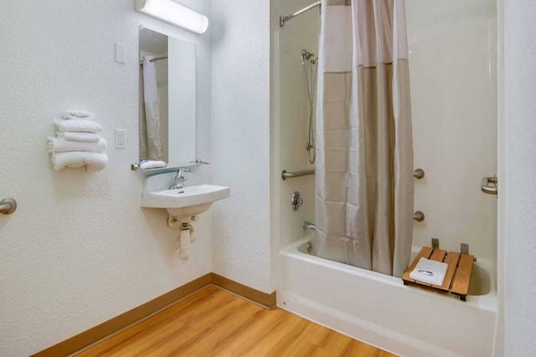 Foto van 1 tweepersoonsbed (Queensize) | Koelkast - Vakantiehuis in Tacoma - BathRoom