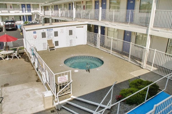 Foto van 1 tweepersoonsbed (Queensize) | Koelkast - Vakantiehuis in Tacoma - BathRoom