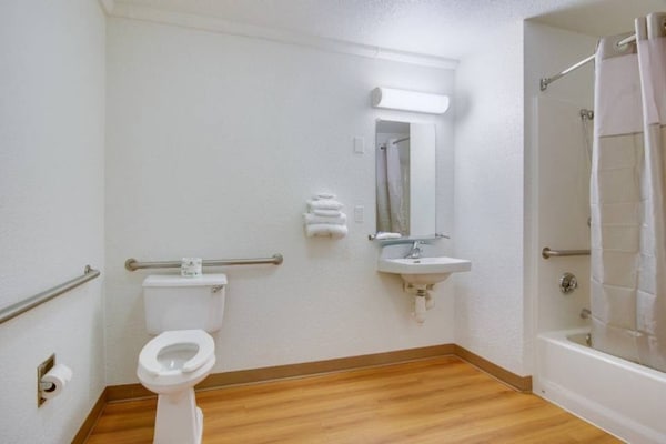 Foto van 1 tweepersoonsbed (Queensize) | Koelkast - Vakantiehuis in Tacoma - Facilities