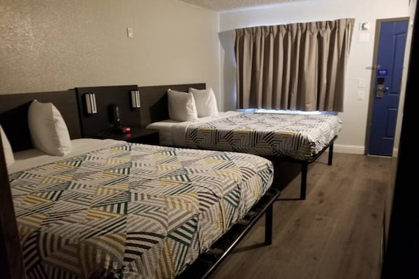 Foto van 1 tweepersoonsbed (Queensize) | Koelkast - Vakantiehuis in Tacoma - Facilities