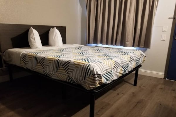 Foto van 1 tweepersoonsbed (Queensize) | Koelkast - Vakantiehuis in Tacoma - Facilities