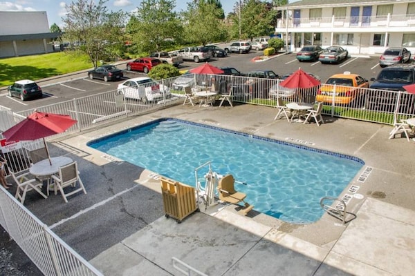 Foto van 1 tweepersoonsbed (Queensize) | Koelkast - Vakantiehuis in Tacoma - Pool