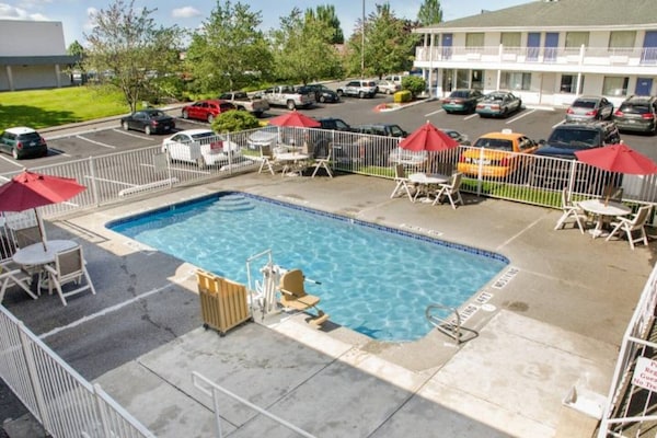 Foto van 1 tweepersoonsbed (Queensize) | Koelkast - Vakantiehuis in Tacoma - Pool