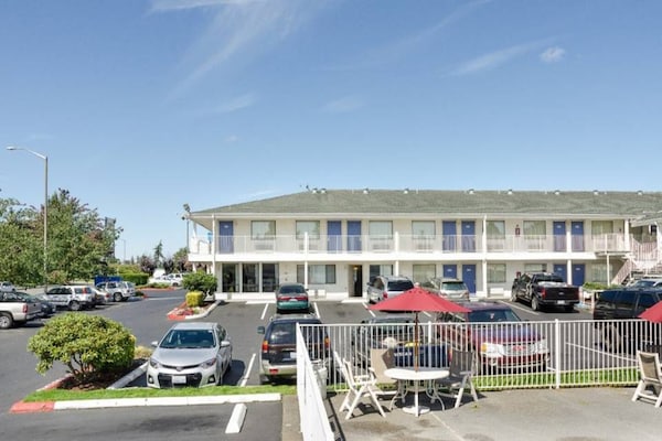 Foto van 1 tweepersoonsbed (Queensize) | Koelkast - Vakantiehuis in Tacoma - ExteriorSummer