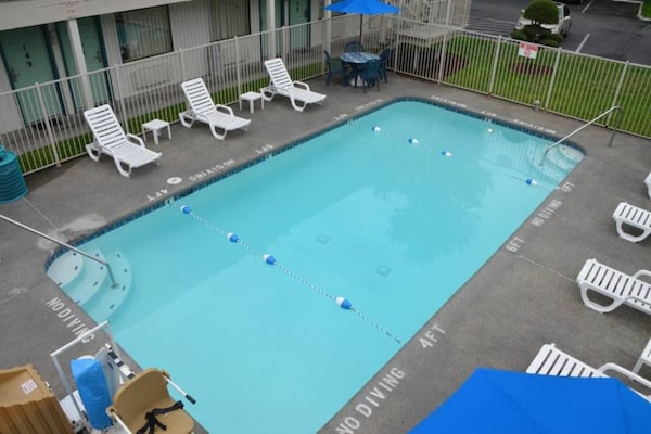 Foto van 1 tweepersoonsbed (queensize) | Magnetron (magnetron), rookvrij - Pool