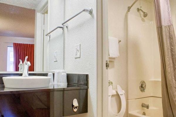 Foto van 1 tweepersoonsbed (queensize) | Magnetron (magnetron), rookvrij - BathRoom