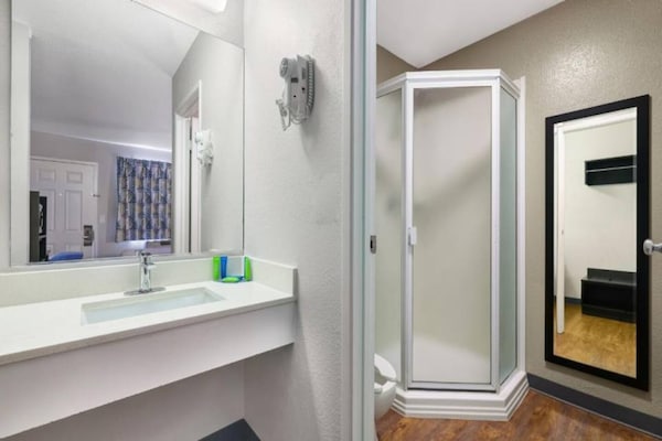 Foto van 1 tweepersoonsbed | Premium minikoelkast - Vakantiehuis in Kirkland - BathRoom