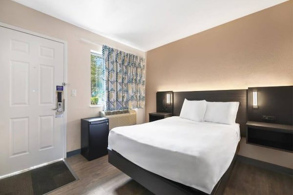 Foto van 1 tweepersoonsbed | Premium minikoelkast - Vakantiehuis in Kirkland - BedRoom