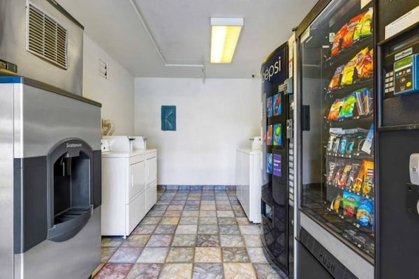 Foto van 1 tweepersoonsbed | Rolstoeltoegankelijke/RI-douche - FloorPlan