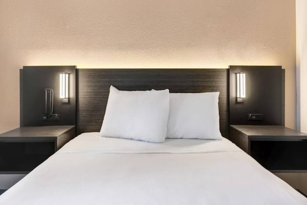 Foto van 1 tweepersoonsbed | Rolstoeltoegankelijke/RI-douche - BedRoom