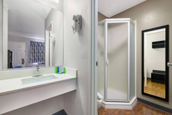 Foto van 1 tweepersoonsbed - 1 eenpersoonsbed | Premium minikoelkast - BathRoom