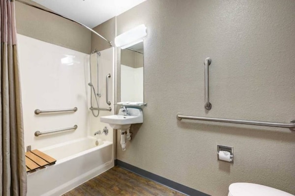 Foto van 1 tweepersoonsbed - 1 eenpersoonsbed | Premium minikoelkast - BathRoom