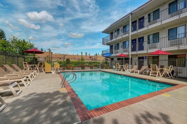 Foto van 1 tweepersoonsbed - 1 eenpersoonsbed | Premium minikoelkast - Pool