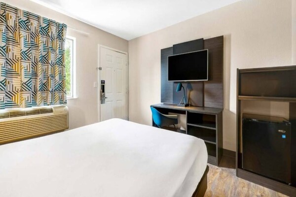 Foto van 1 tweepersoonsbed - 1 eenpersoonsbed | Premium minikoelkast - BedRoom