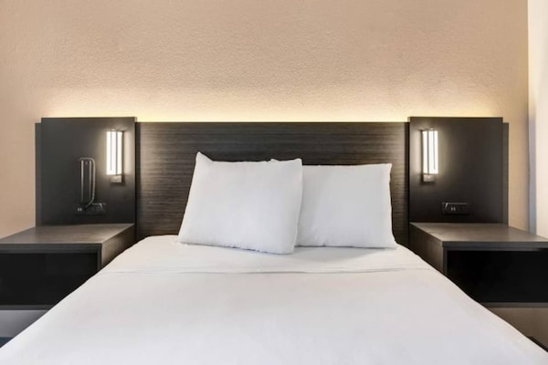 Foto van 1 tweepersoonsbed - 1 eenpersoonsbed | Premium minikoelkast - BedRoom