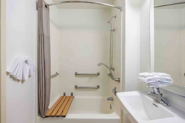 Foto van 1 tweepersoonsbed (queensize) | Rookvrij, Keuken - Vakantiehuis in SeaTac - BathRoom