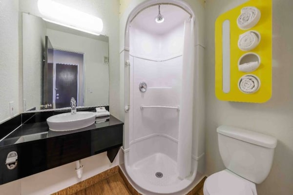 Foto van 1 tweepersoonsbed (Queensize) | Badkuip met mobiele toegang (Nsmk Micfridg) - BathRoom