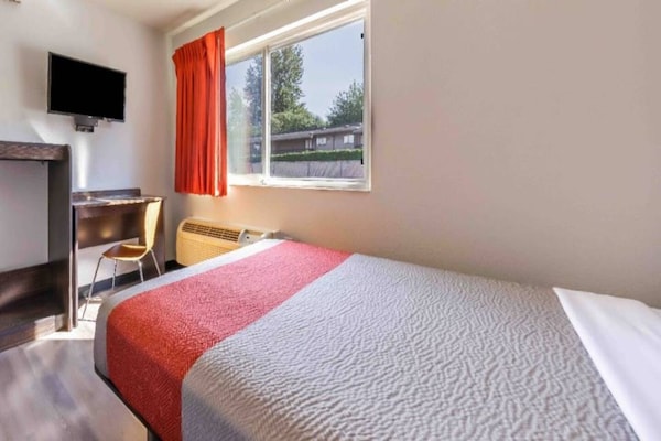 Foto van 1 tweepersoonsbed (Queensize) | Badkuip met mobiele toegang (Nsmk Micfridg) - Facilities