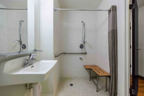 Foto van 1 tweepersoonsbed (queensize) | Rookvrij - Vakantiehuis in Seattle - BathRoom