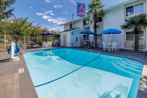 Foto van 1 tweepersoonsbed (queensize) | Rookvrij - Vakantiehuis in Seattle - Pool