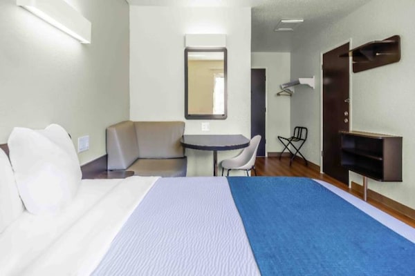 Foto van 1 tweepersoonsbed | Toegankelijk voor mensen met een mobiliteitsbeperking RI Shwr, Nsmk - BedRoom