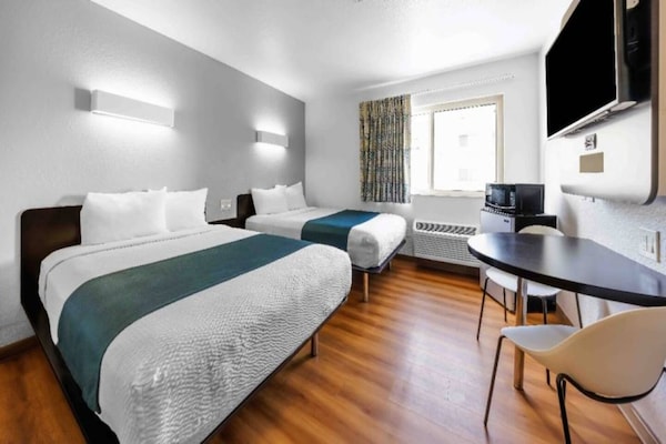 Foto van 1 tweepersoonsbed | Toegankelijk voor mensen met een mobiliteitsbeperking RI Shwr, Nsmk - BedRoom