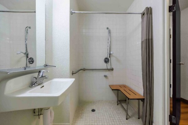 Foto van 1 tweepersoonsbed (queensize) | Niet-roken, koelkast (Micfridge) - BathRoom
