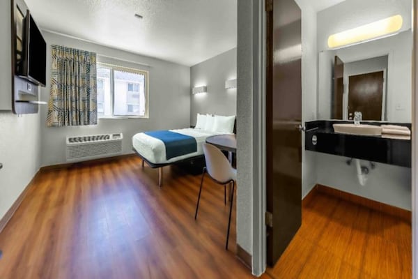 Foto van 1 tweepersoonsbed (queensize) | Niet-roken, koelkast (Micfridge) - BedRoom