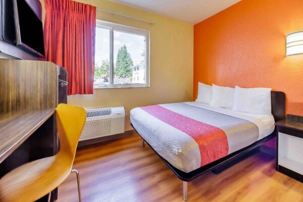Foto van 1 tweepersoonsbed (queensize) | Niet-roken, koelkast (Micfridge) - BedRoom