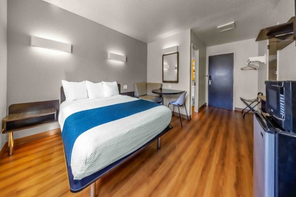Foto van 1 tweepersoonsbed (queensize) | Niet-roken, koelkast (Micfridge) - BedRoom