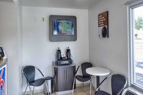Foto van 1 tweepersoonsbed (queensize) | Rookvrij - Vakantiehuis in Everett - FloorPlan
